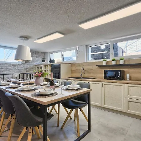 La By Interhome *